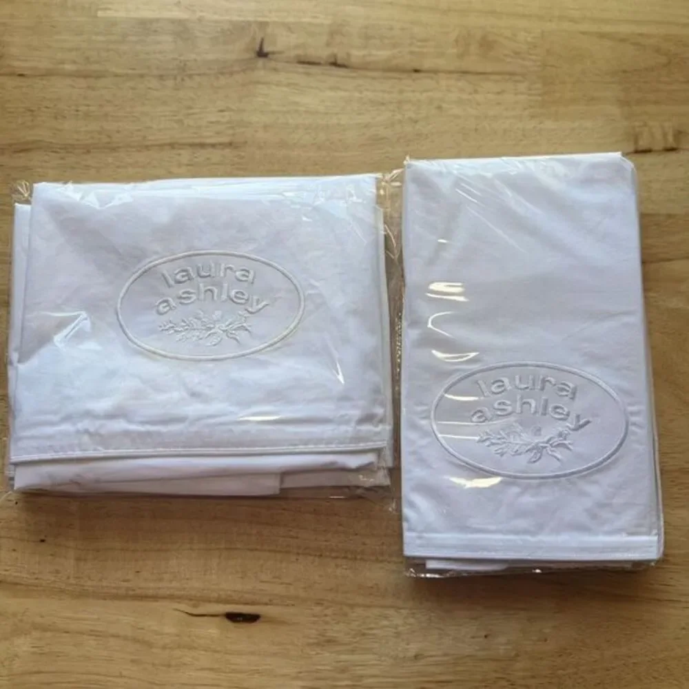 NOS Laura Ashley Signature Series 2 STANDARD White Zipper Pillow Covers 100% CTN